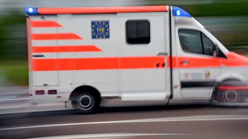 Ein Rettungswagen (Symbolbild): Vier junge Menschen wurden in Kliniken gebracht. Ein Rettungswagen (Symbolbild): Vier junge Menschen wurden in Kliniken gebracht.