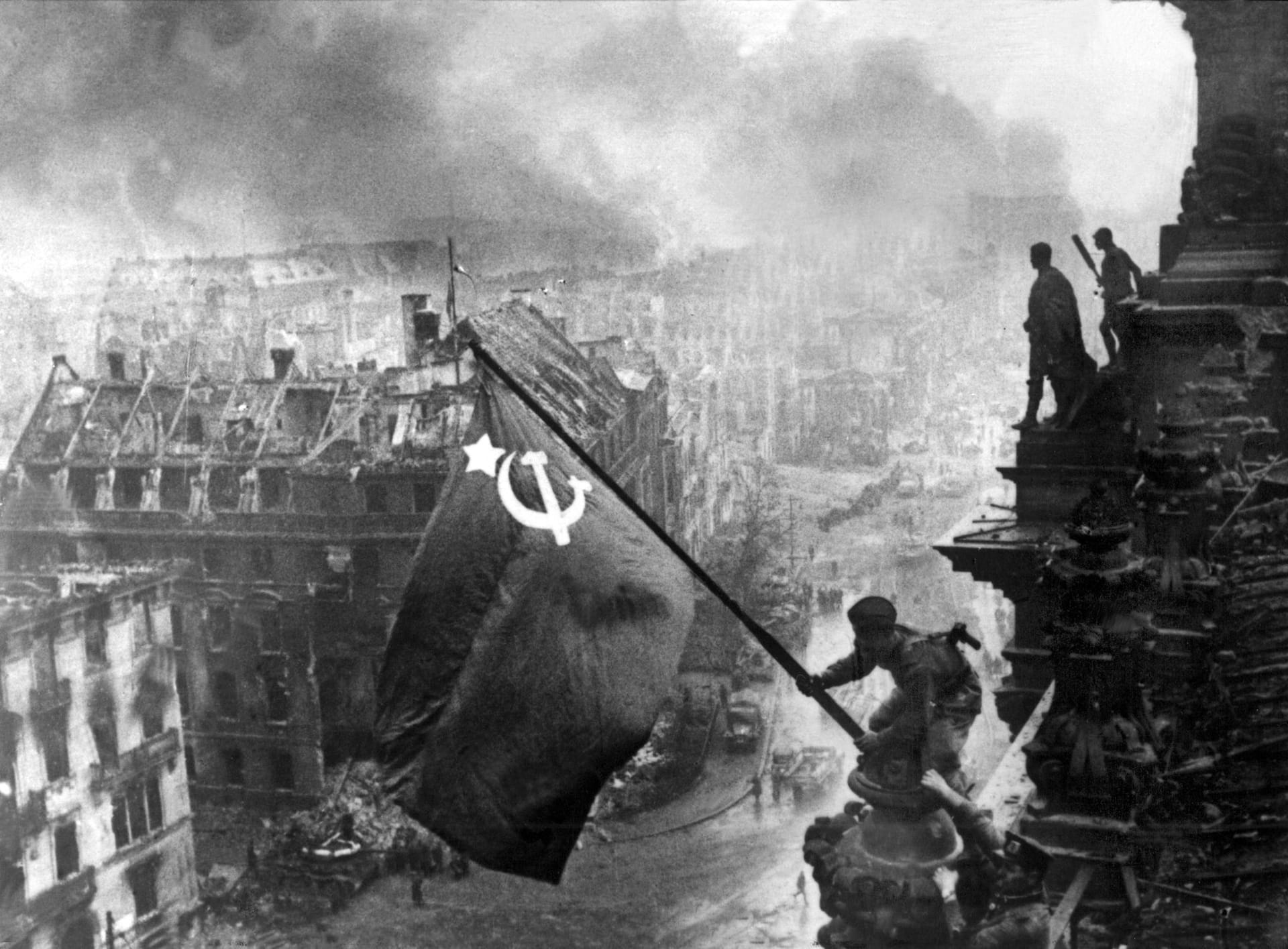 Der sowjetische Soldat Militon Kantarija aus Georgien hisst am 2. Mai 1945 die sowjetische Flagge auf dem Berliner Reichstag.