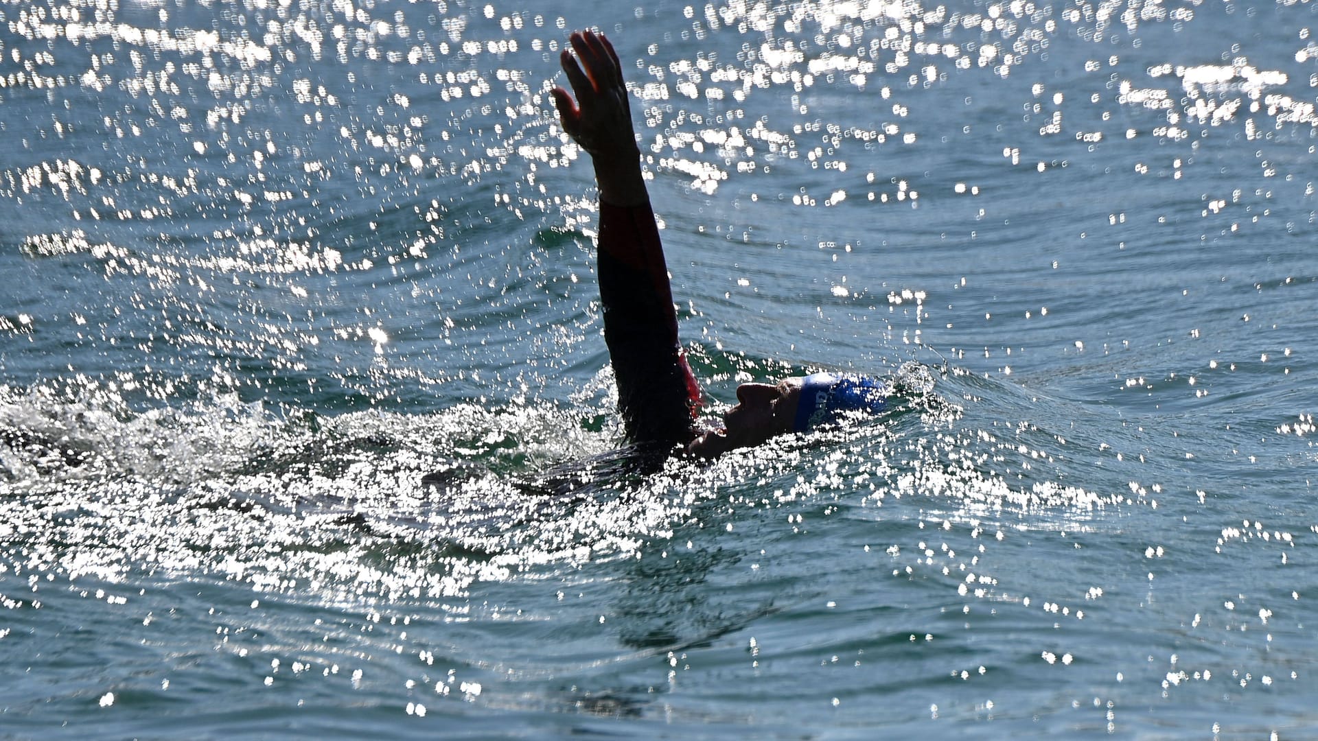 Ein Mann schwimmt in einem See (Symbolbild): In Niedersachsen wird die Wasserqualität der Badeseen kontrolliert. Ein Mann schwimmt in einem See (Symbolbild): In Niedersachsen wird die Wasserqualität der Badeseen kontrolliert.