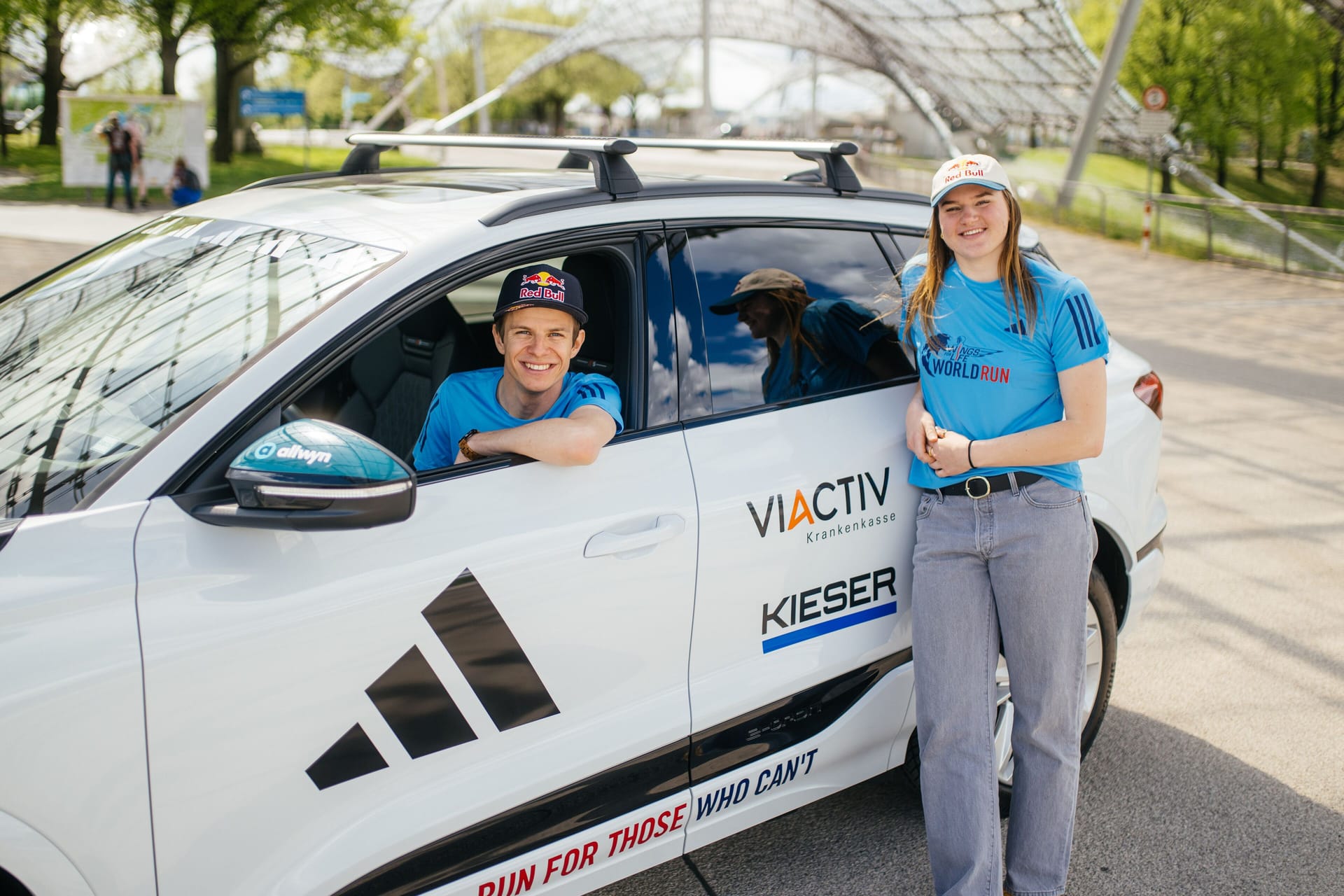 Andreas Wellinger (l.) und Emma Aicher (r.): Gemeinsam sitzen die beiden Wintersportler in diesem Jahr beim Flagship Run in München im Catcher Car. Andreas Wellinger (l.) und Emma Aicher (r.): Gemeinsam sitzen die beiden Wintersportler in diesem Jahr beim Flagship Run in München im Catcher Car.