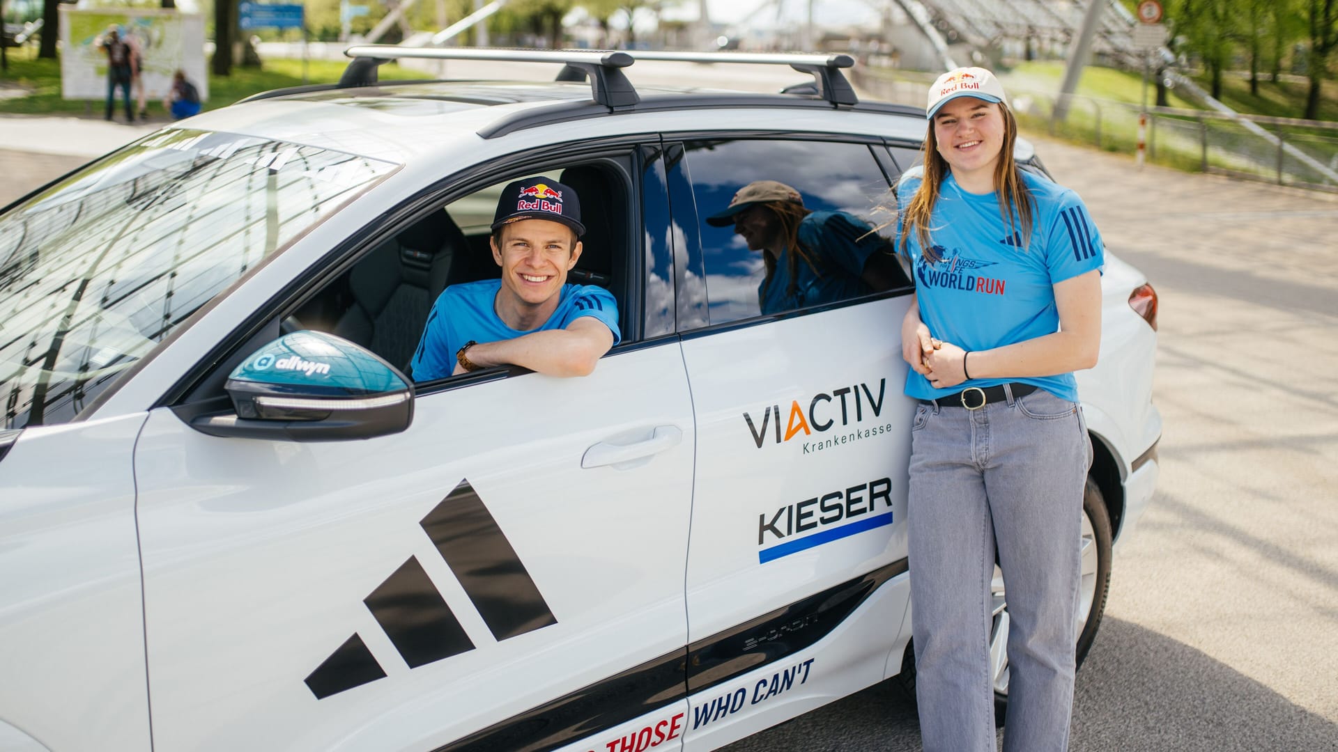 Andreas Wellinger (l.) und Emma Aicher (r.): Gemeinsam sitzen die beiden Wintersportler in diesem Jahr beim Flagship Run in München im Catcher Car.