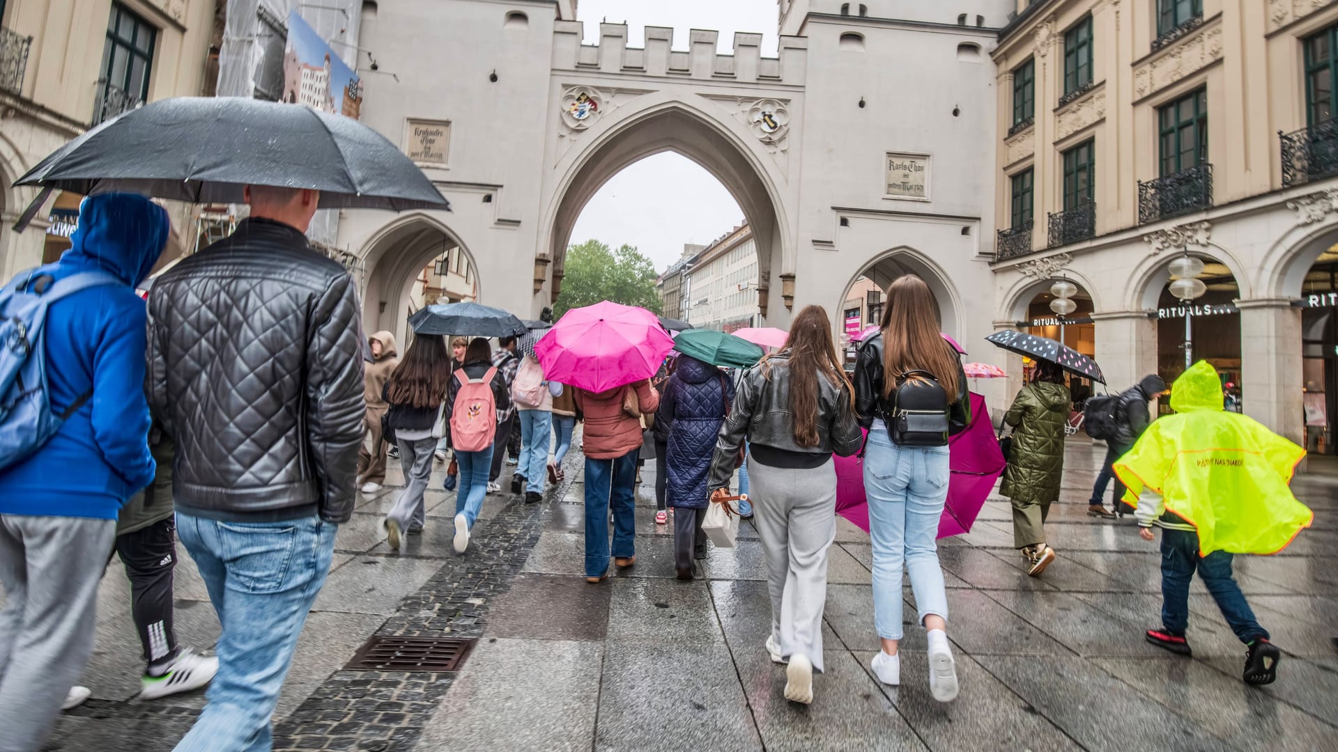 Menschen laufen mit Regenschirmen durch die Münchner Innenstadt (Archivbild): Ab den Abendstunden dürfte es am Mittwoch nass werden.