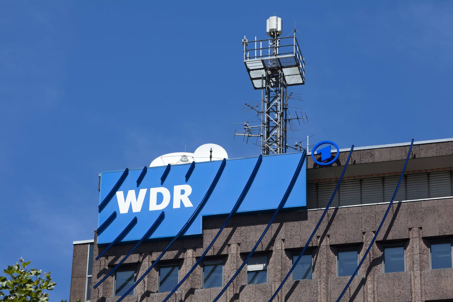 Die WDR-Arkaden an der Nord-Süd-Fahrt (Archivbild): Am Samstag musste eine Ausgabe "WDR aktuell" unterbrochen werden.