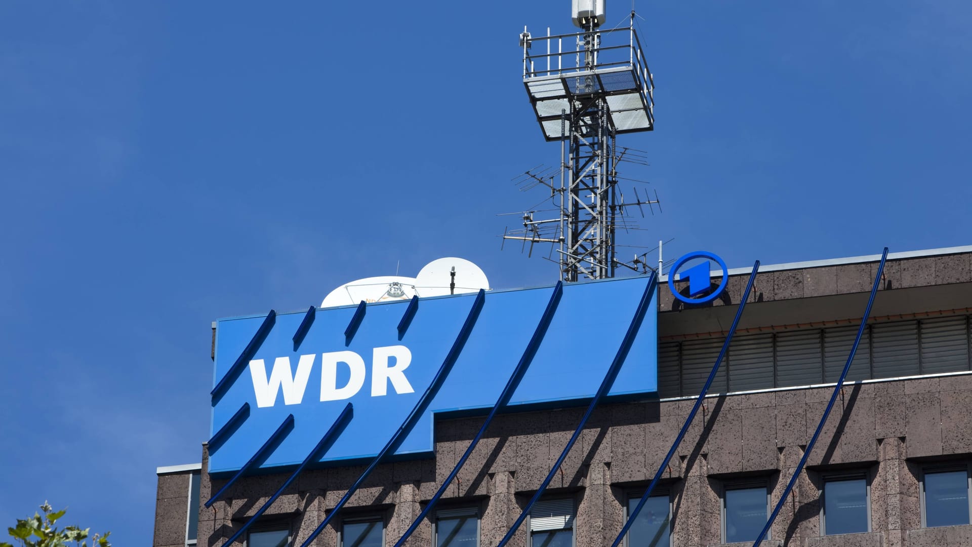 Die WDR-Arkaden an der Nord-Süd-Fahrt (Archivbild): Am Samstag musste eine Ausgabe "WDR aktuell" unterbrochen werden. Die WDR-Arkaden an der Nord-Süd-Fahrt (Archivbild): Am Samstag musste eine Ausgabe "WDR aktuell" unterbrochen werden.