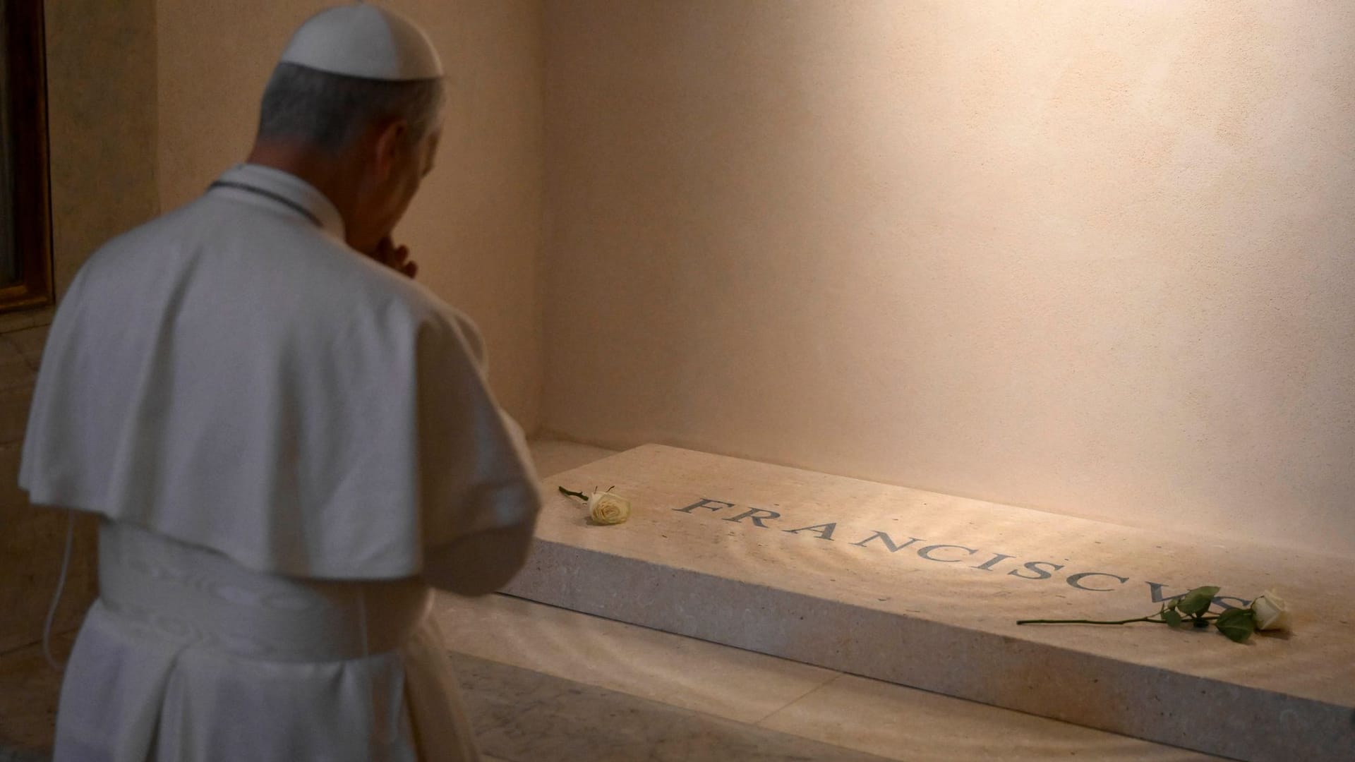 Papst Leo XIV. besucht Grab von Papst Franziskus