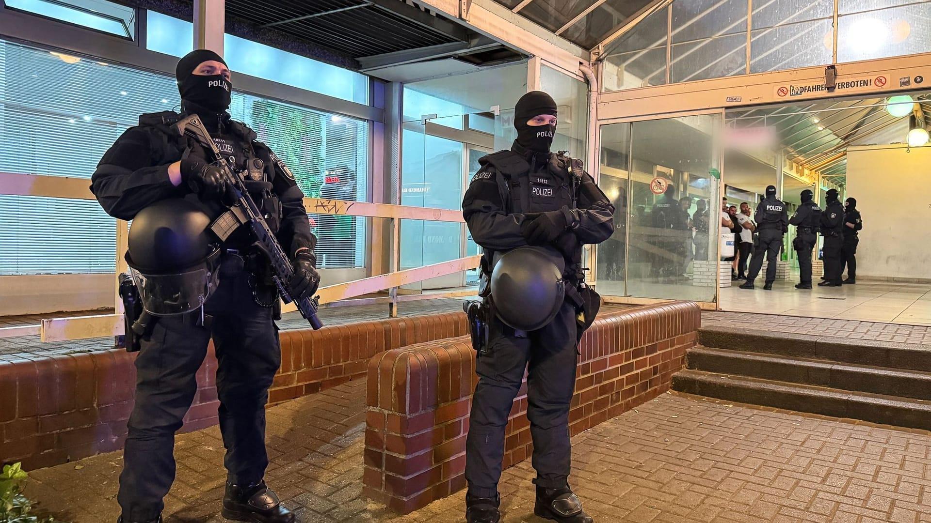 Einsatzkräfte der Polizei führen eine Razzia in einem Gebäudekomplex im Landkreis Pinneberg durch.