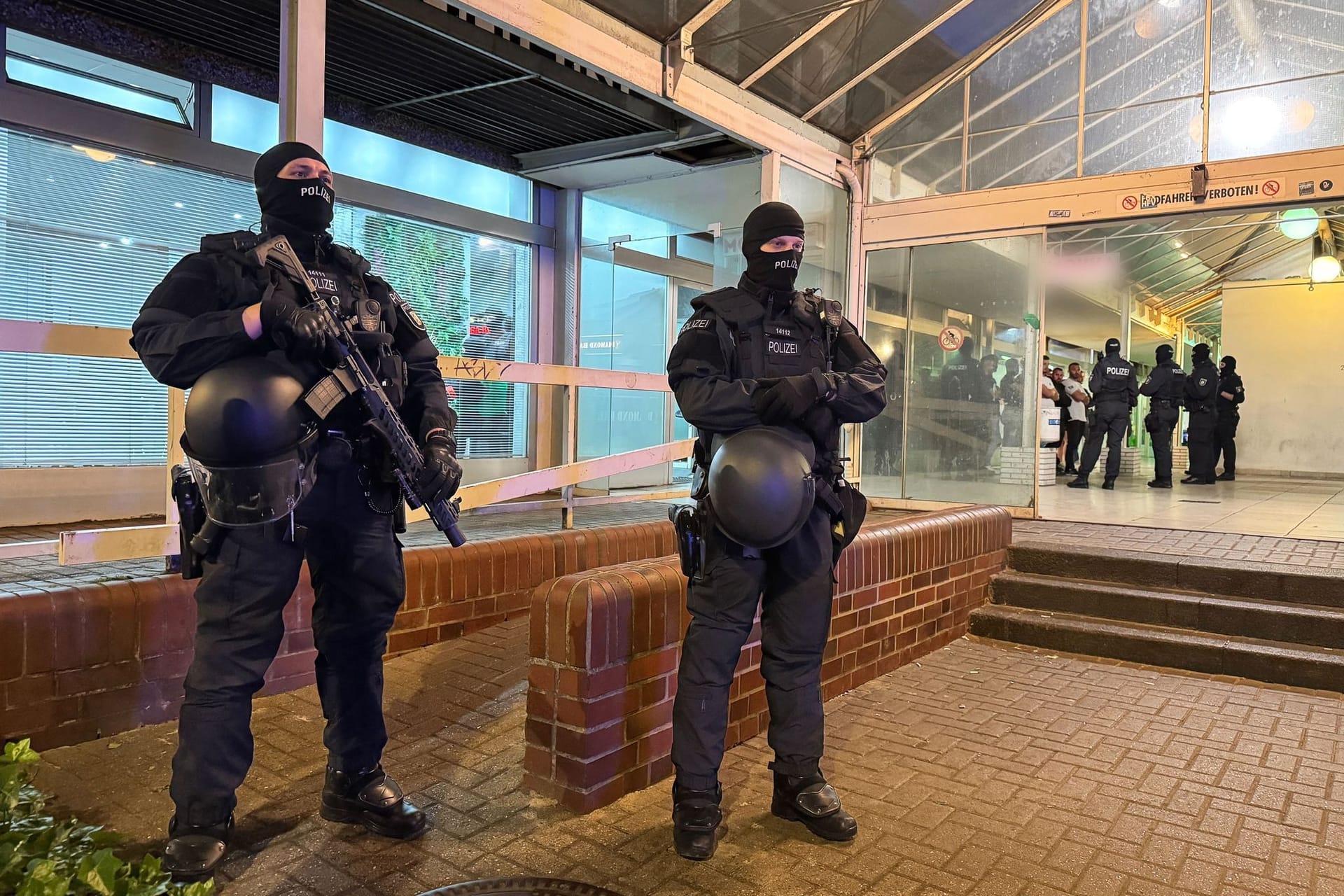 Einsatzkräfte der Polizei führen eine Razzia in einem Gebäudekomplex im Landkreis Pinneberg durch.