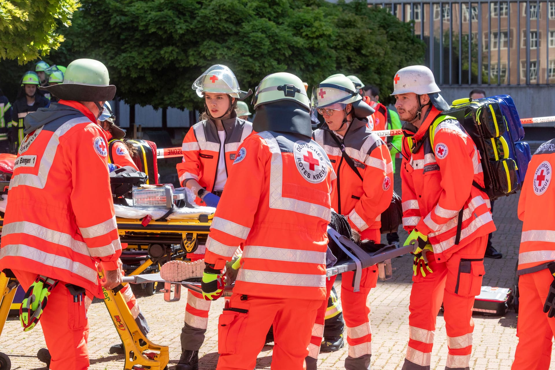 Rettungskräfte im Einsatz (Symbolbild): In Rathenow ist ein 91-Jähriger mutmaßlich zum Mörder geworden.