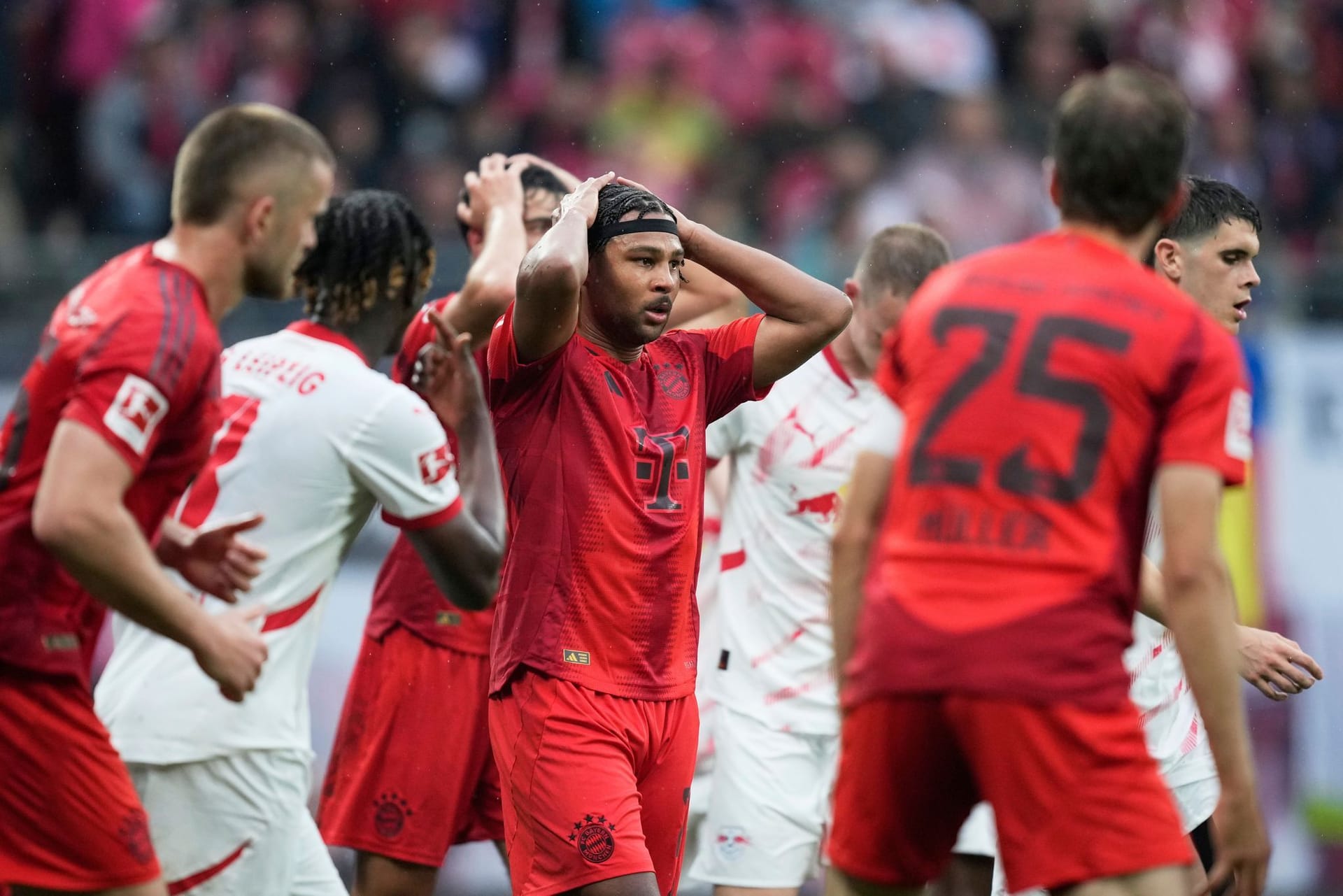 Serge Gnabry (bis 88.): Schoss knapp rechts vorbei (9.). Kam lange überhaupt nicht zur Geltung. Lieferte mit seiner Kopfballverlängerung dann aber die Vorlage zum 2:2. Insgesamt kam von ihm aber zu wenig. Note 4 Serge Gnabry (bis 88.): Schoss knapp rechts vorbei (9.). Kam lange überhaupt nicht zur Geltung. Lieferte mit seiner Kopfballverlängerung dann aber die Vorlage zum 2:2. Insgesamt kam von ihm aber zu wenig. Note 4
