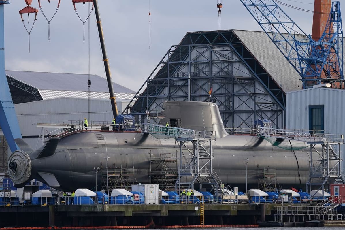 Ein im Bau befindliches U-Boot in der Werft: TKMS verzeichnet einen Rekord-Auftragsbestand.