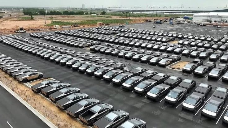 Hunderte Tesla Cybertrucks stehen unverkauft in einem Lager.