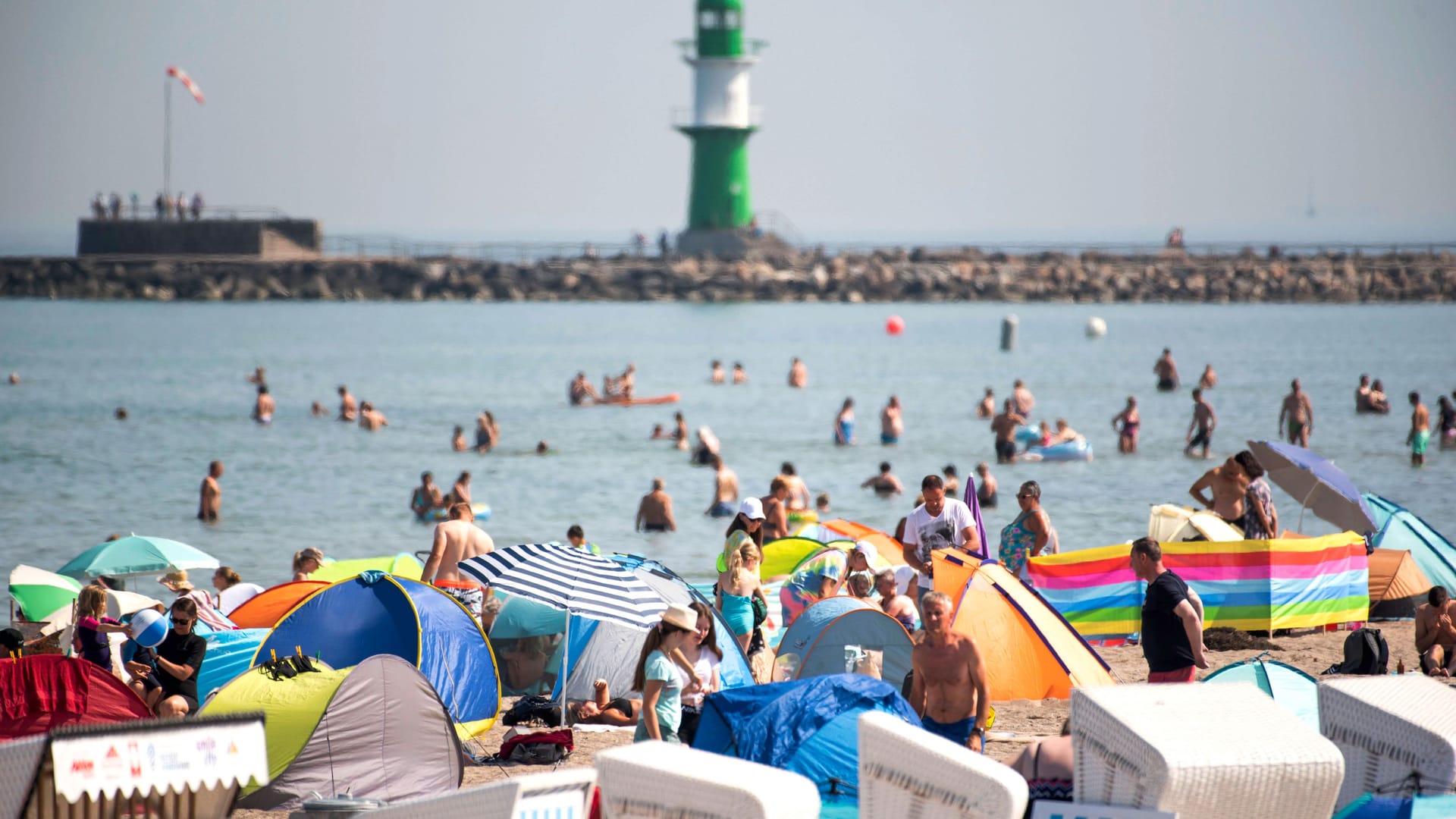 Badegäste am Ostseestrand von Warnemünde (Archivbild): Am Wochenende rollt eine Hitzewelle auf Deutschland zu.