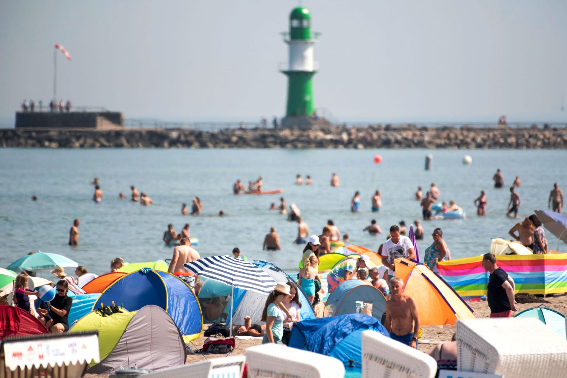 Badegäste am Ostseestrand von Warnemünde (Archivbild): Am Wochenende rollt eine Hitzewelle auf Deutschland zu.