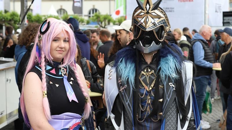 Fiona (l) und Fabian sind anlässlich des 22. Japan-Tages als Citali und Capitano verkleidet: Viele Besucher tragen bunte Kostüme aus Animes und Mangas.