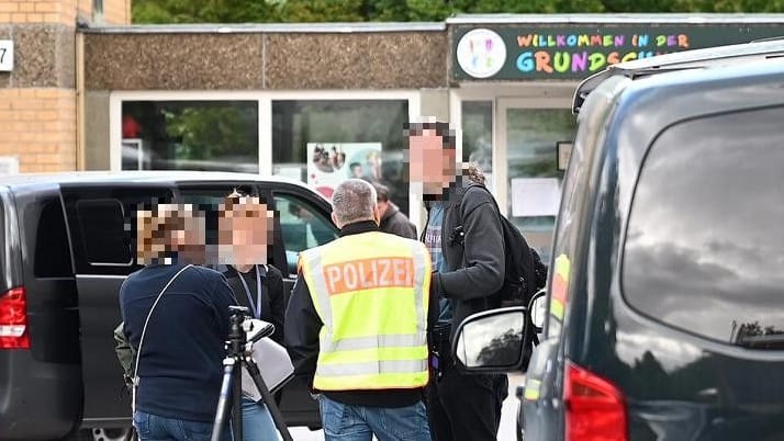 Ermittler des Berliner LKA am Donnerstag vor der Grundschule am Weinmeisterhorn in Spandau.