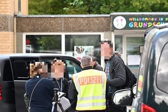 Ermittler des Berliner LKA am Donnerstag vor der Grundschule am Weinmeisterhorn in Spandau.