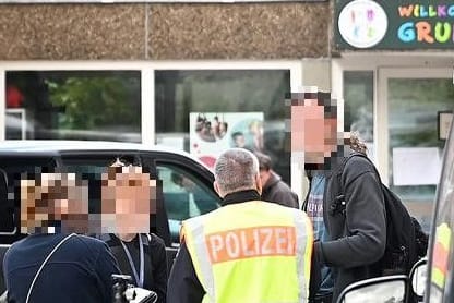 Ermittler des Berliner LKA am Donnerstag vor der Grundschule am Weinmeisterhorn in Spandau. Ermittler des Berliner LKA am Donnerstag vor der Grundschule am Weinmeisterhorn in Spandau.