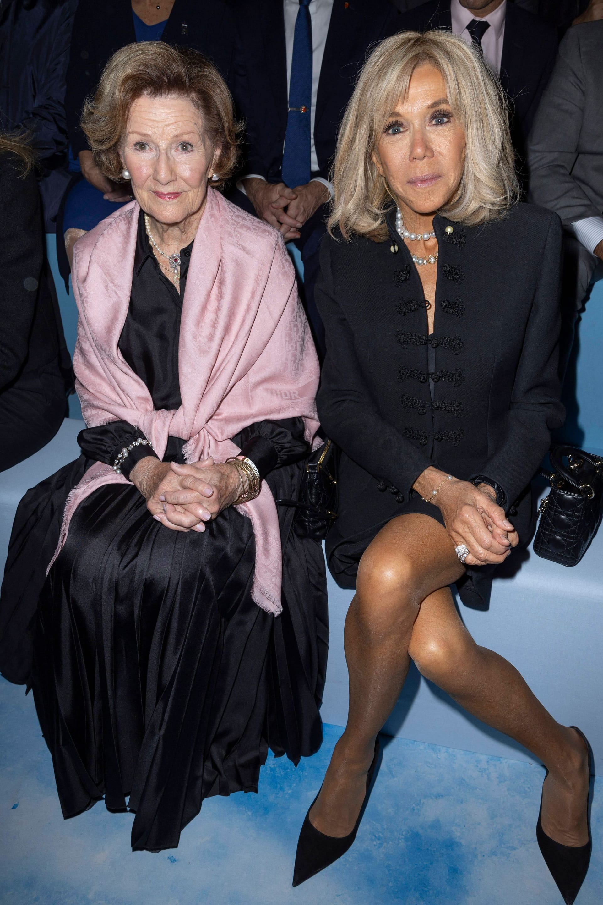 September 2024: Brigitte Macron mit der norwegischen Königin Sonja bei der Fashion Show von Dior in Paris.