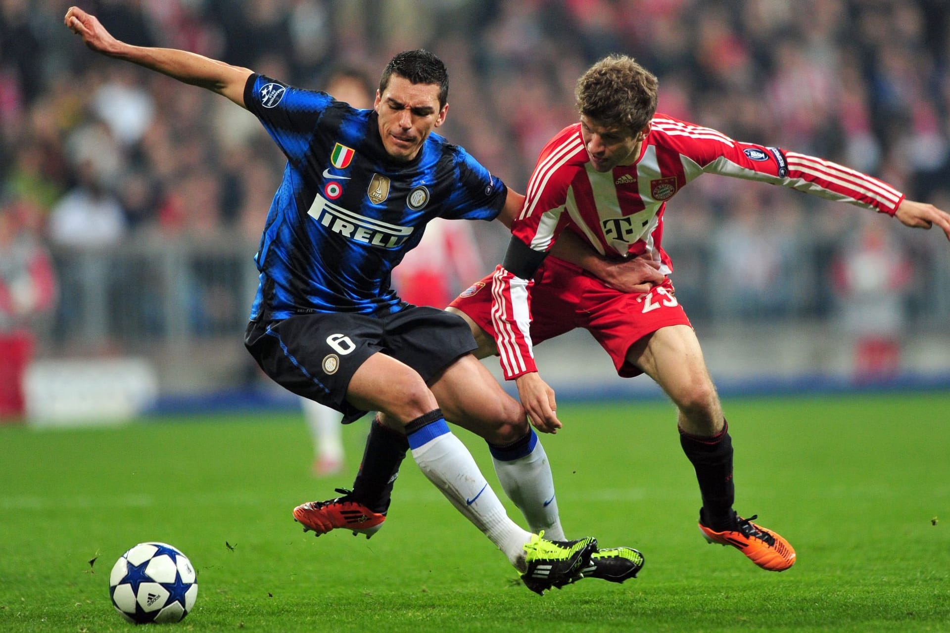 Lúcio (l) und Thomas Müller