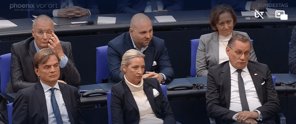 Blick in die erste Reihe der AfD, als der Bundespräsident in der Gedenkstunde zum 8. Mai im Bundestag vor rechtsextremistischen Kräften warnte.