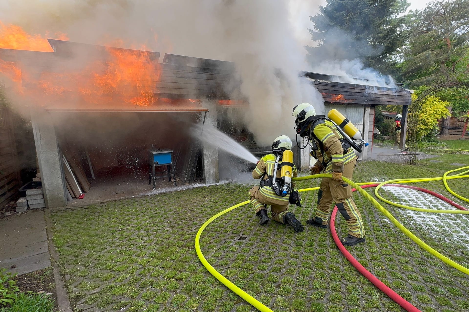 Beim Eintreffen der Feuerwehr stand das Dach in Vollbrand: