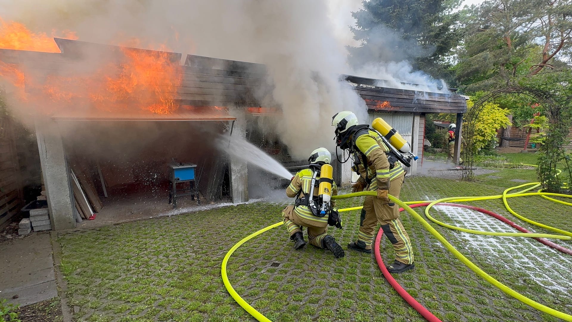 Beim Eintreffen der Feuerwehr stand das Dach in Vollbrand:
