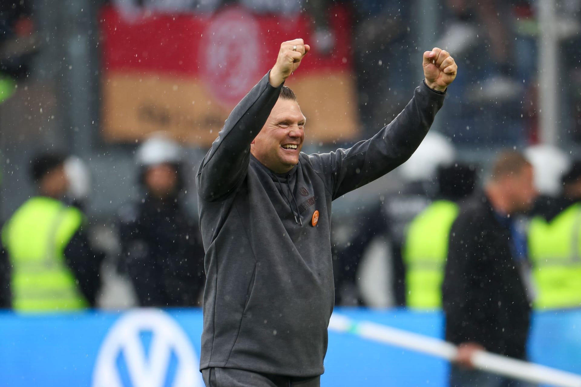 RWE-Trainer Uwe Koschinat jubelt nach dem Sieg: Doch dann ging es schnell Richtung Kabine.