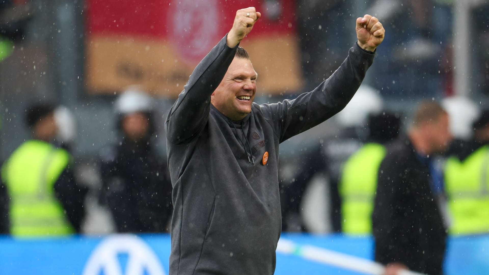 RWE-Trainer Uwe Koschinat jubelt nach dem Sieg: Doch dann ging es schnell Richtung Kabine. RWE-Trainer Uwe Koschinat jubelt nach dem Sieg: Doch dann ging es schnell Richtung Kabine.