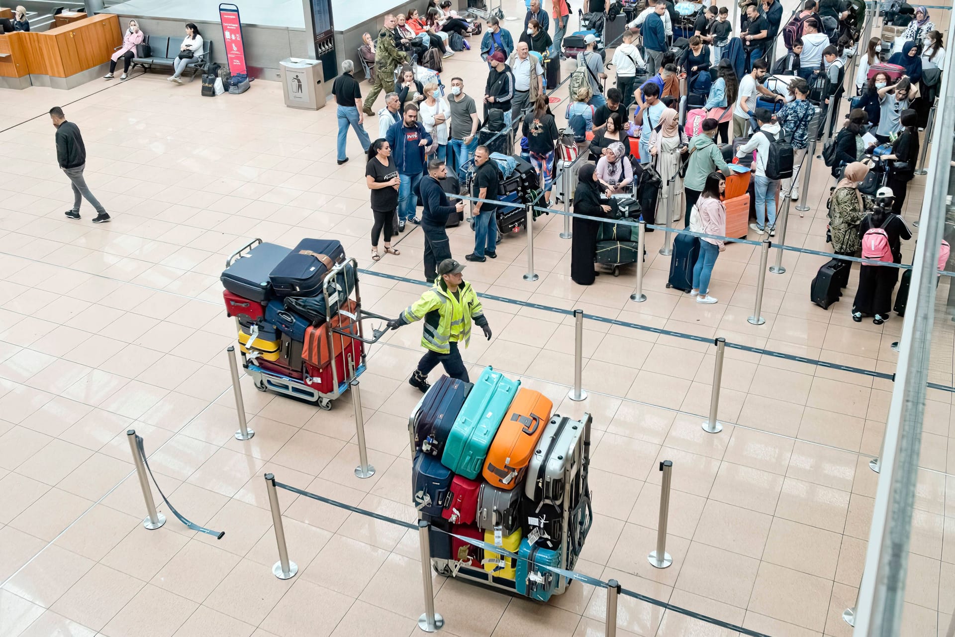 Gepäckbeförderung am Flughafen Hamburg (Symbolbild): Die Abfertigung ist nicht betroffen.