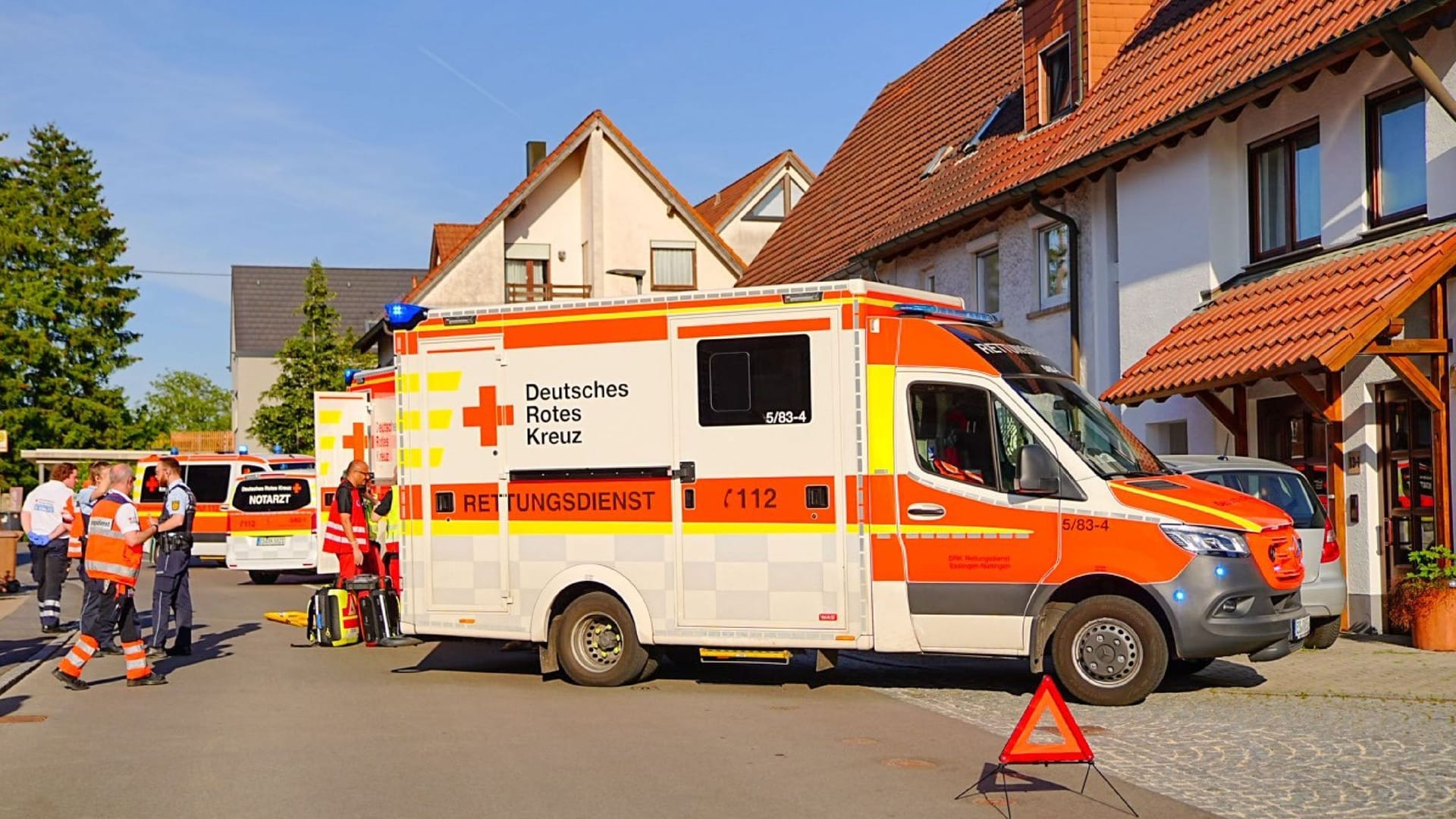 Rettungskräfte am Einsatzort ein: Bislang ist die Beziehung der Beteiligten unklar.
