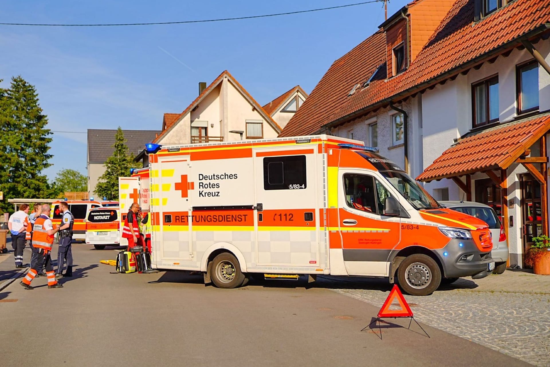 Rettungskräfte am Einsatzort ein: Bislang ist die Beziehung der Beteiligten unklar.