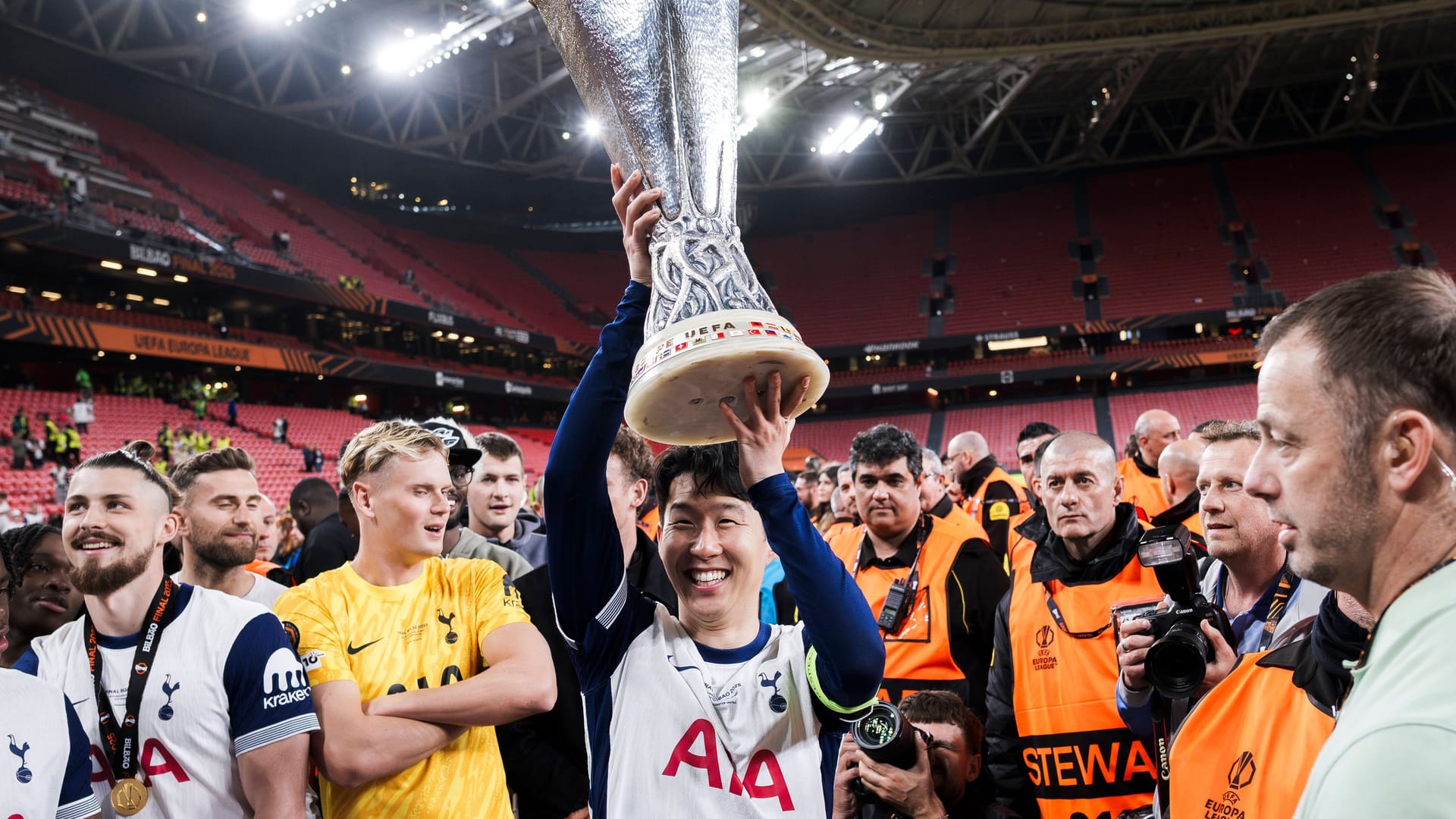 Während einige Teamkollegen eine Medaille bekamen, blieb Heung-min Sons Hals (M.) frei.