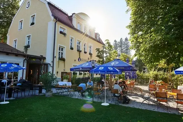 Das traditionsreiche Jagdschlössel bietet Platz für 500 Gäste und ist bei vielen Münchnern für seine gehobene bayerische Küche und das historische Ambiente bekannt.