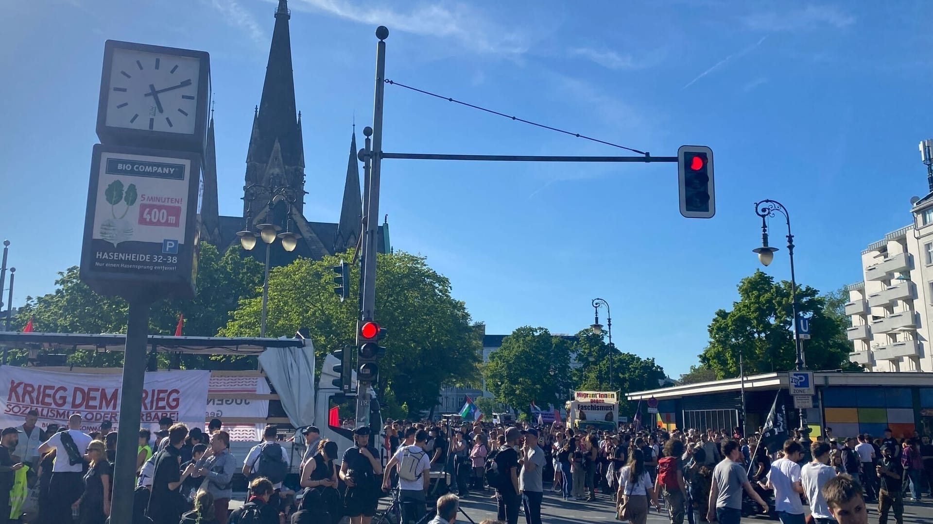Menschen am Südstern: Von hier aus startet die "Revolutionäre 1. Mai-Demonstration".