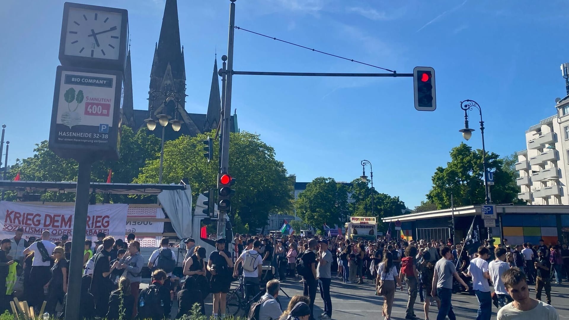 Menschen am Südstern: Von hier aus startet die "Revolutionäre 1. Mai-Demonstration".
