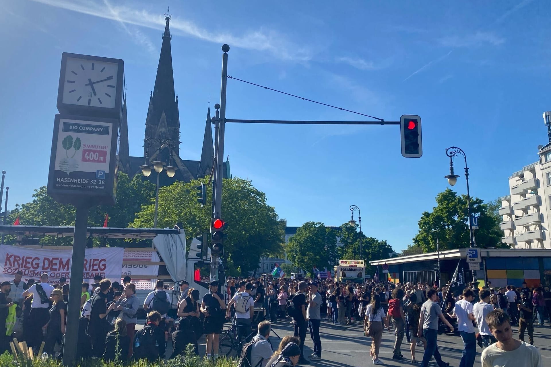 Menschen am Südstern: Von hier aus startet die "Revolutionäre 1. Mai-Demonstration".