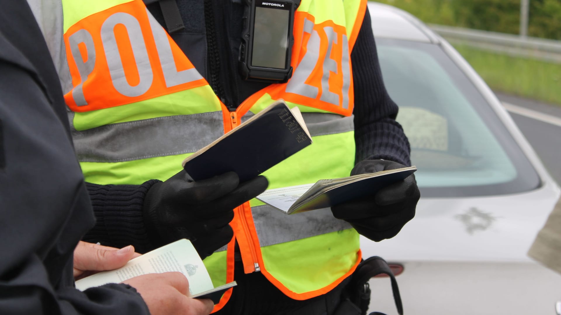 Passkontrolle: Ein Bundespolizist überprüft die Papiere.