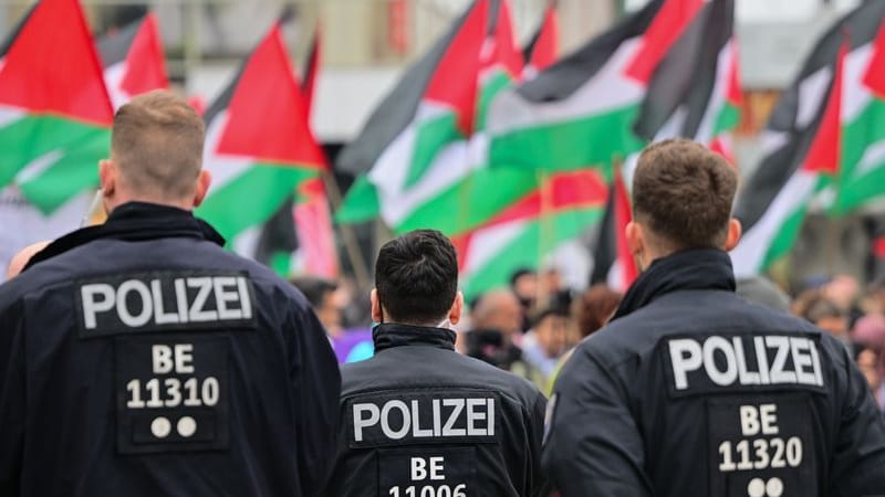 Palästinensische Fahnen werden während einer propalästinensischen Demonstration hinter Polizeibeamten geschwungen. (zu dpa: «Demo zum Gedenktag Nakba muss doch am Südstern bleiben») Palästinensische Fahnen werden während einer propalästinensischen Demonstration hinter Polizeibeamten geschwungen. (zu dpa: «Demo zum Gedenktag Nakba muss doch am Südstern bleiben»)
