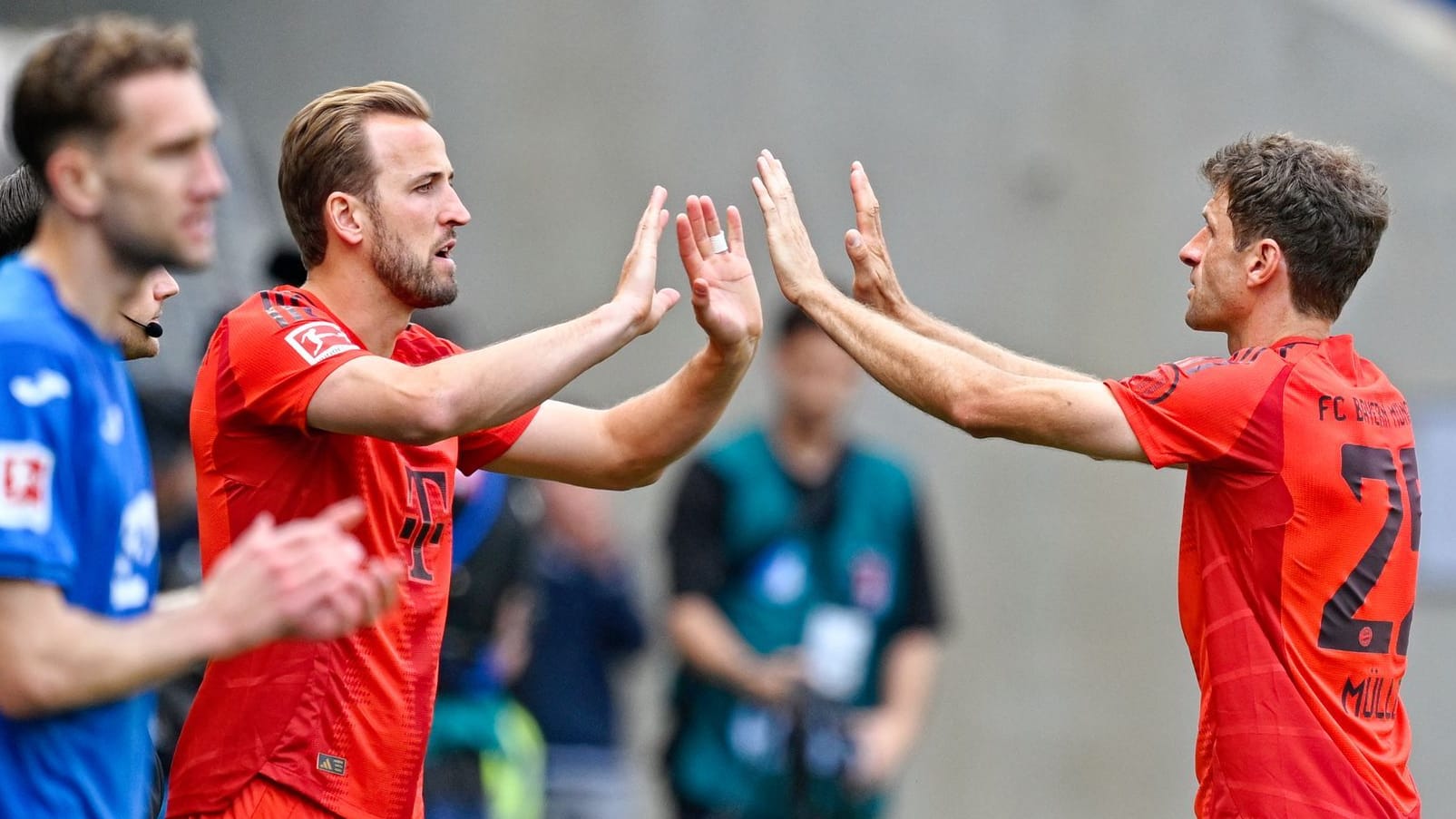 Thomas Müller (r.) klatscht mit Harry Kane ab: Der Routinier bestritt sein letztes Bundesliga-Spiel im Trikot der Münchner.
