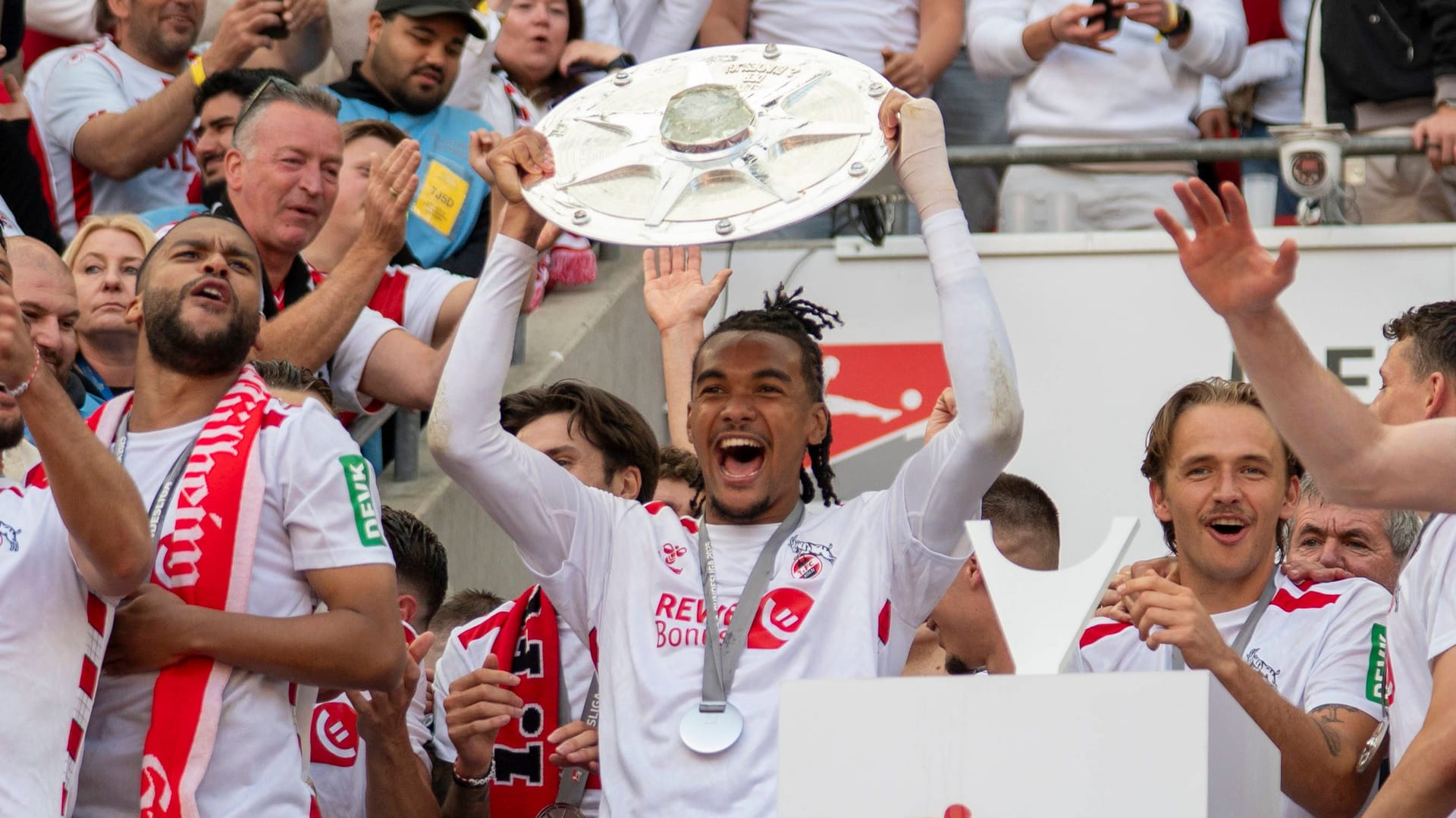 Übergabe der Meisterschale: Damion Downs streckt die Trophäe in die Luft.