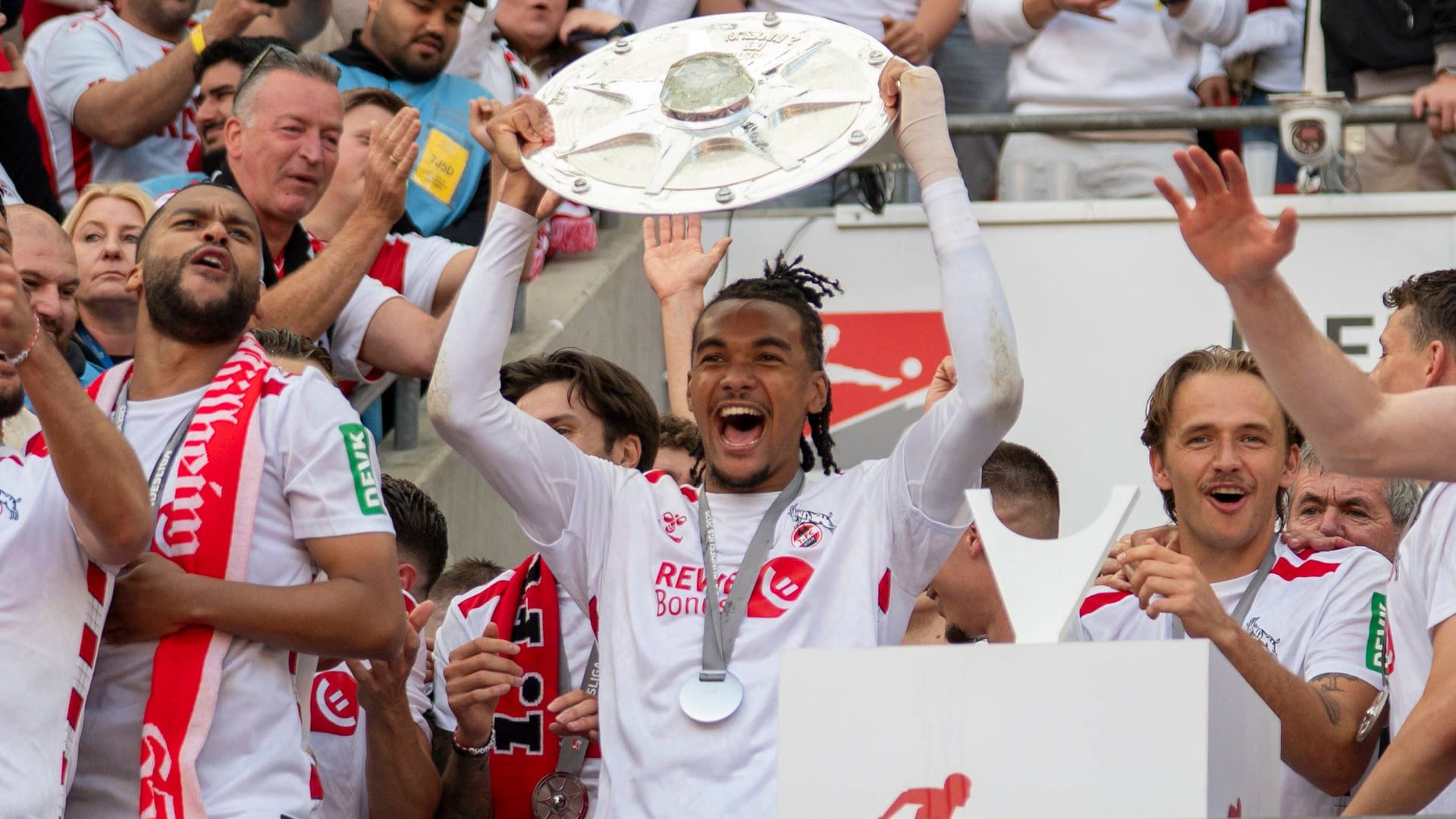 Übergabe der Meisterschale: Damion Downs streckt die Trophäe in die Luft.
