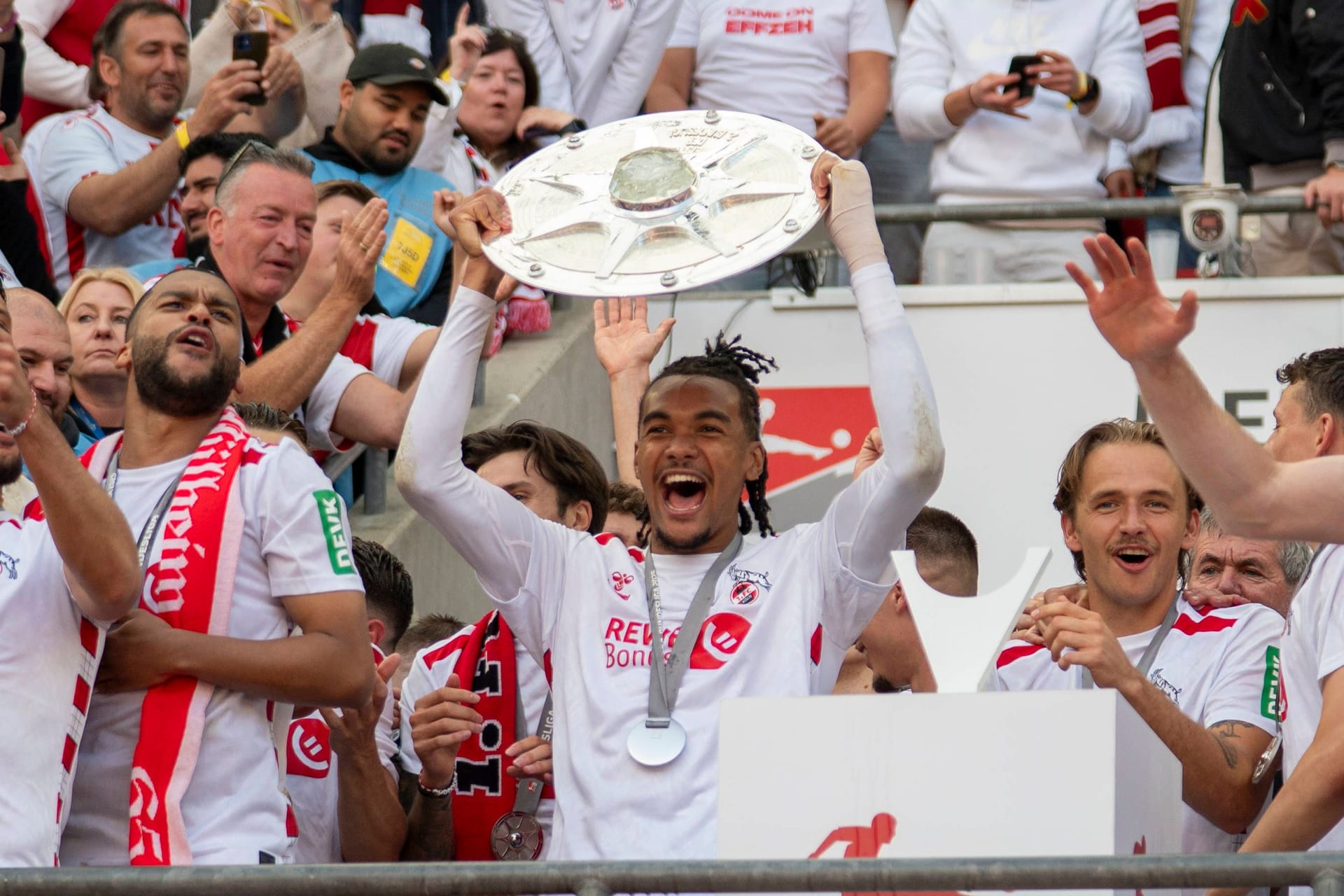 Übergabe der Meisterschale: Damion Downs streckt die Trophäe in die Luft. Übergabe der Meisterschale: Damion Downs streckt die Trophäe in die Luft.