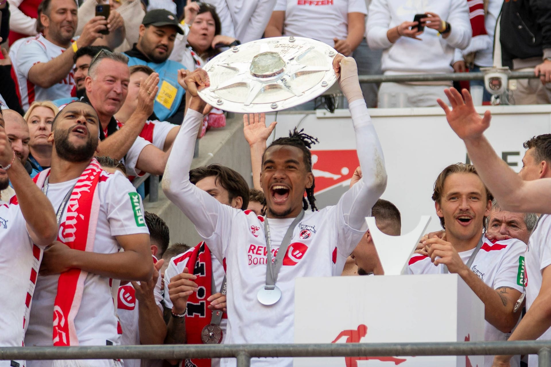 Übergabe der Meisterschale: Damion Downs streckt die Trophäe in die Luft. Übergabe der Meisterschale: Damion Downs streckt die Trophäe in die Luft.