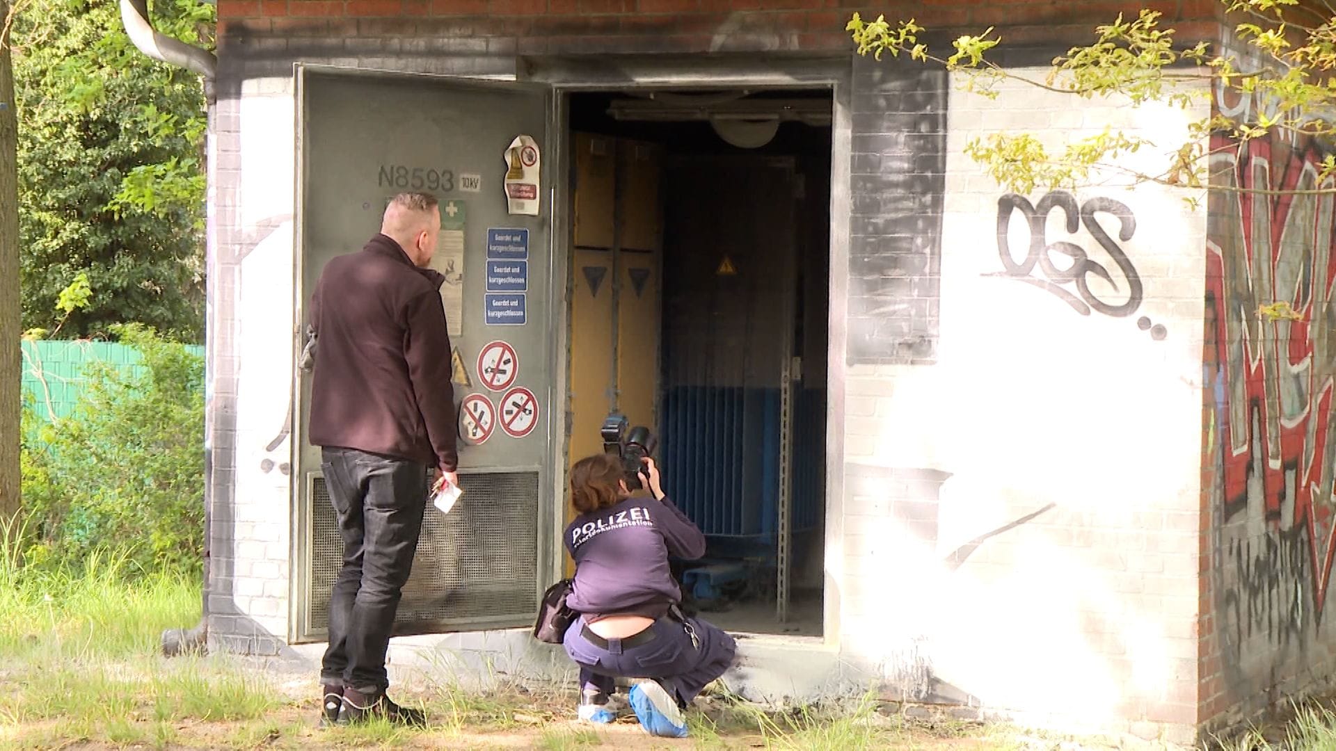 Die Spurensicherung am Tatort: In Berlin-Dahlem legte die Gruppe Feuer an einem Trafohaus und einem Funkmast.
