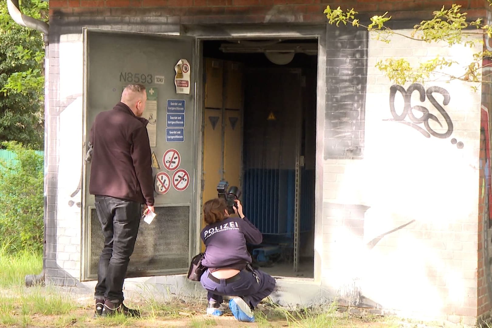 Die Spurensicherung am Tatort: In Berlin-Dahlem legte die Gruppe Feuer an einem Trafohaus und einem Funkmast.