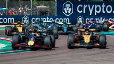 Verstappen düpiert McLaren und siegt in Imola