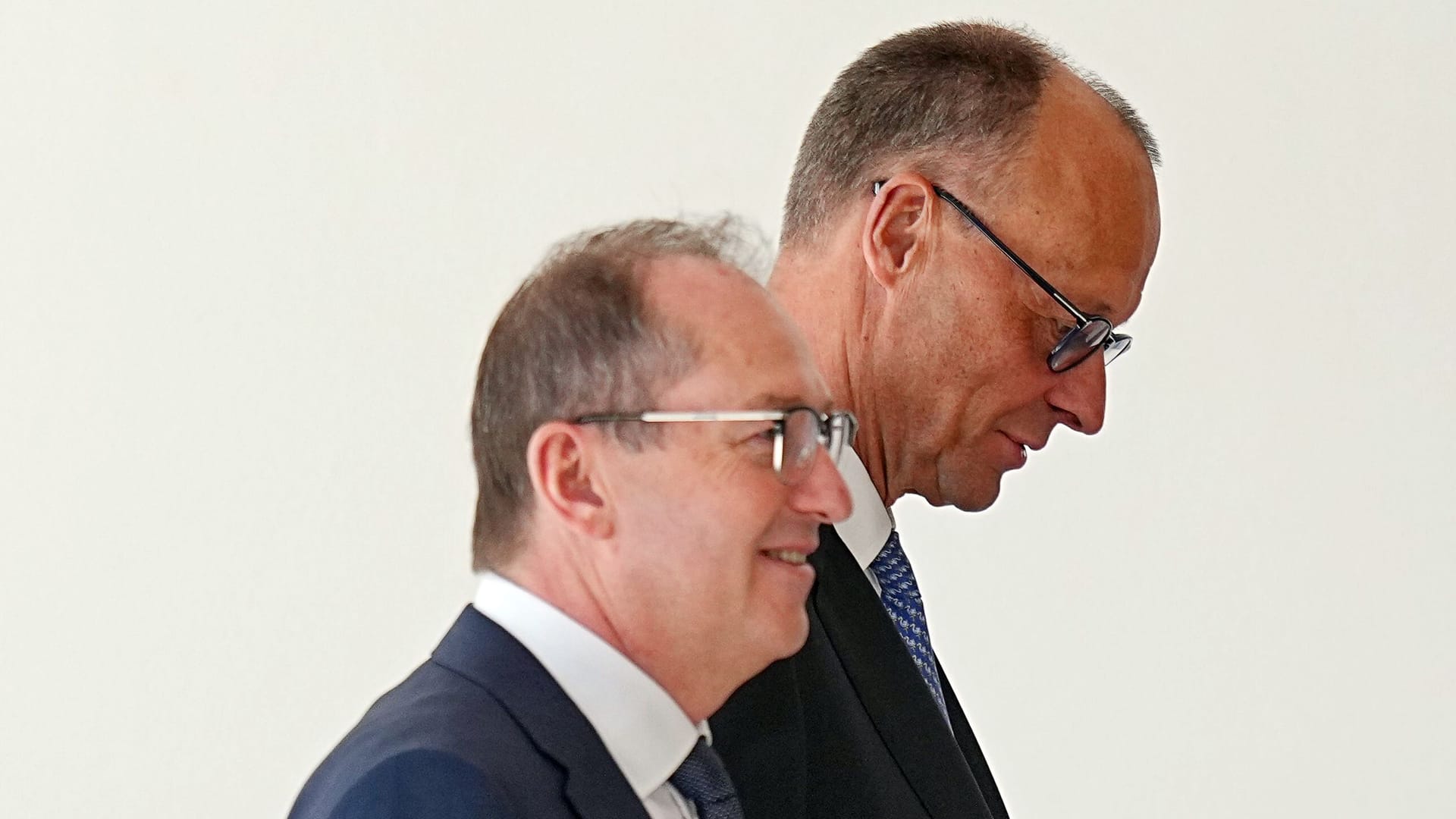 Alexander Dobrindt (vorn) und Friedrich Merz: Die Unionspolitiker sind Teil des neuen Bundeskabinetts. Alexander Dobrindt (vorn) und Friedrich Merz: Die Unionspolitiker sind Teil des neuen Bundeskabinetts.