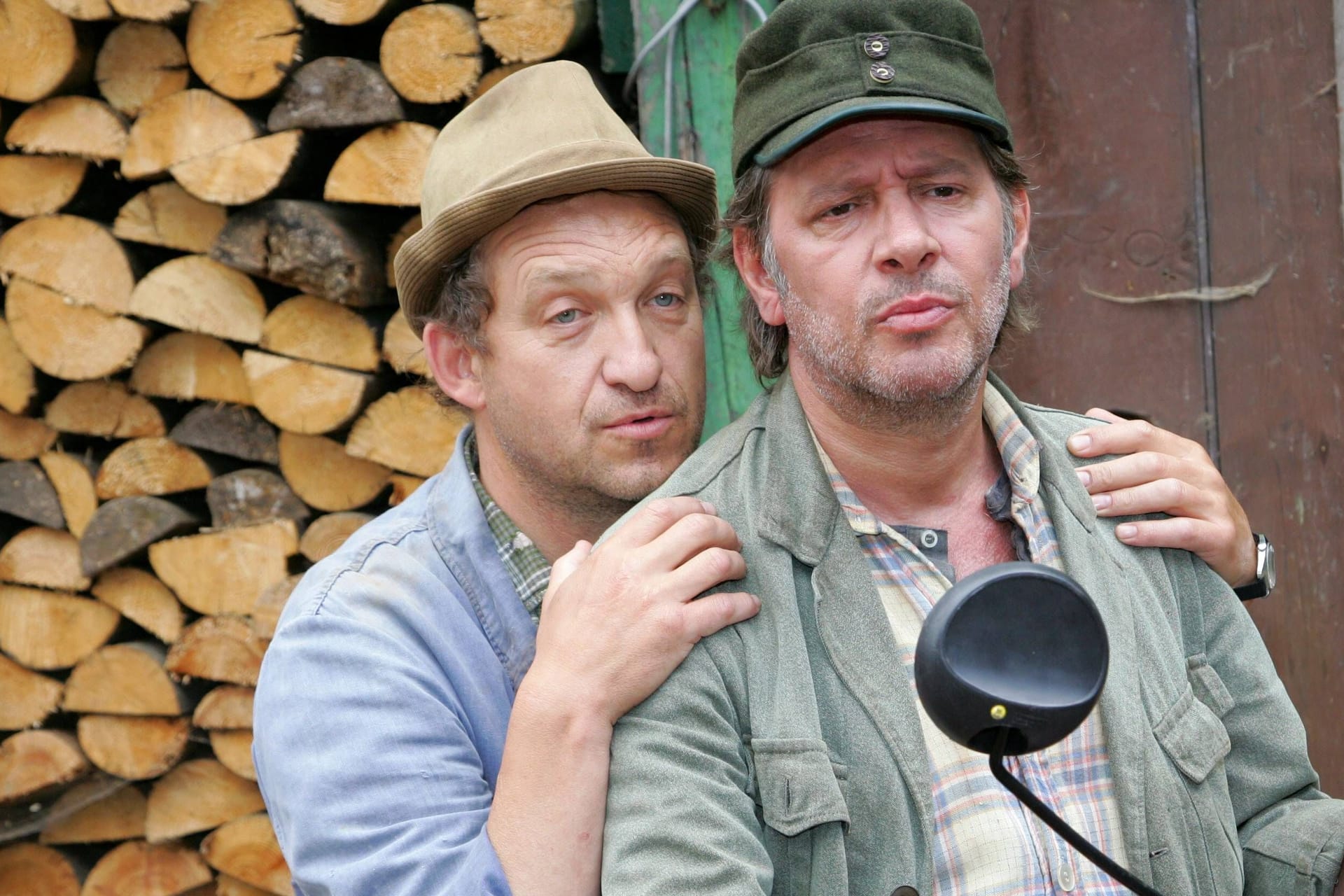 Peter Heinrich Brix (l.) sitzt mit Jan Fedder auf einem Motorroller (Archivbild): Die Schauspieler standen jahrelang gemeinsam vor der Kamera.