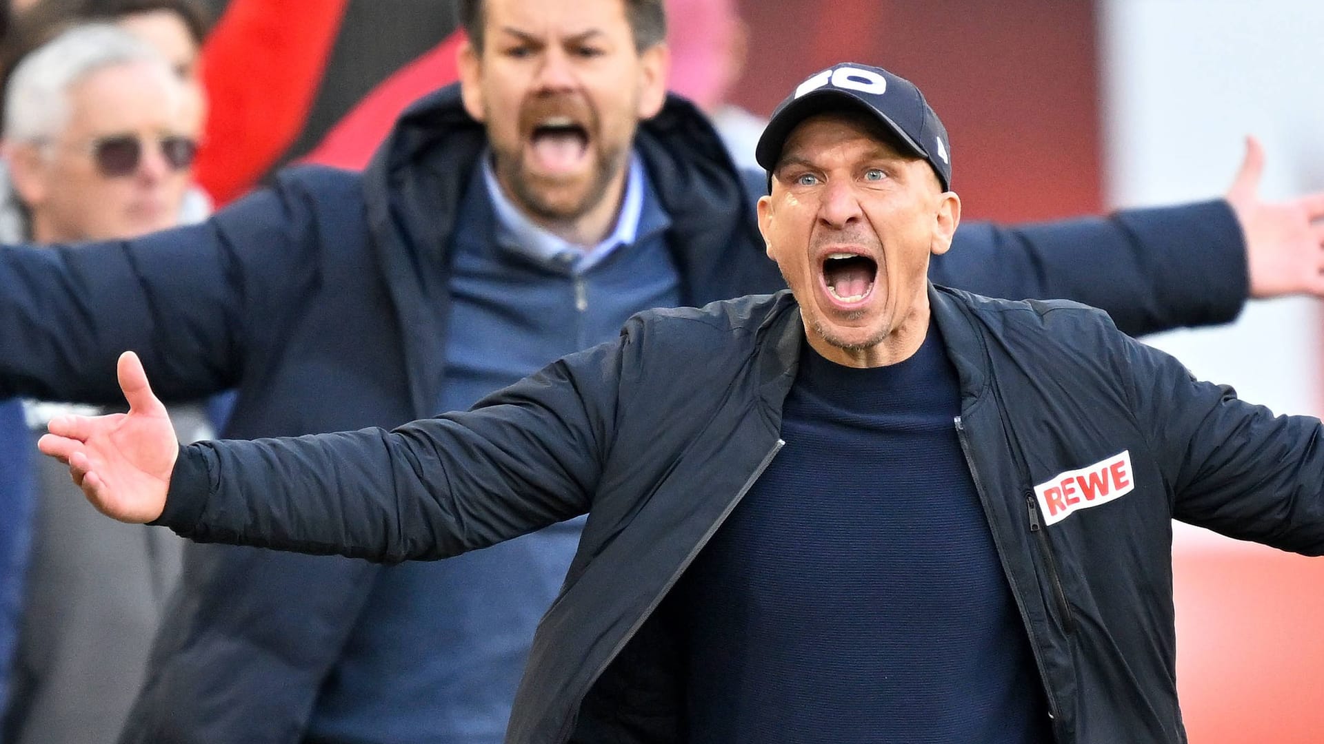 Gerhard Struber (vorne): Der Kölner Trainer muss gehen.