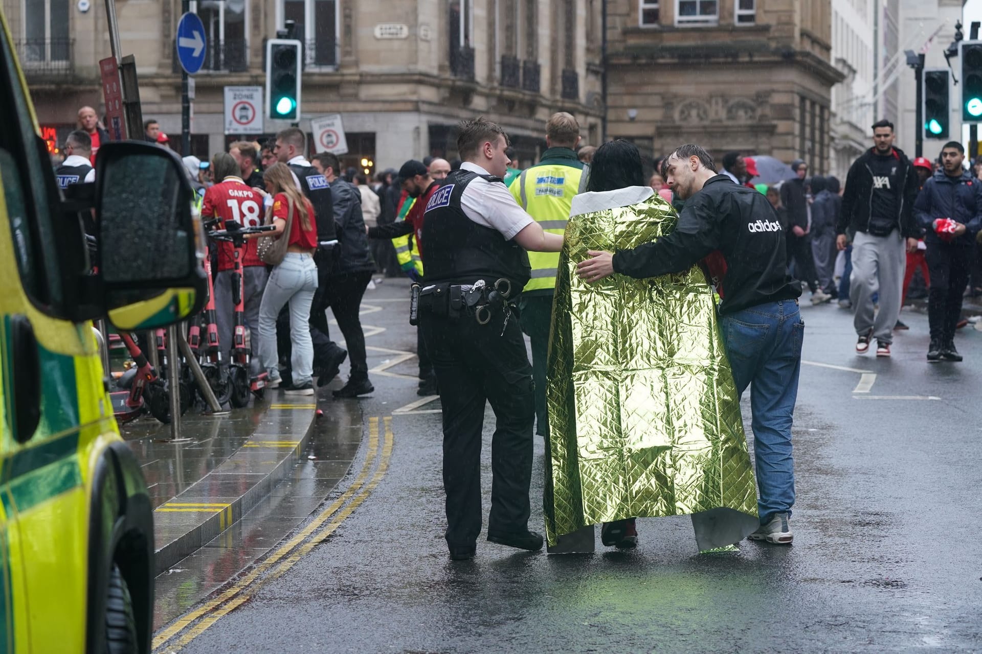 Liverpool: Rettungskräfte kümmern sich um Verletzte.